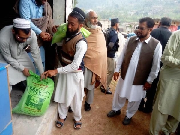 Stampedes as Destitute Throng Pakistans Free Flour Distribution Points