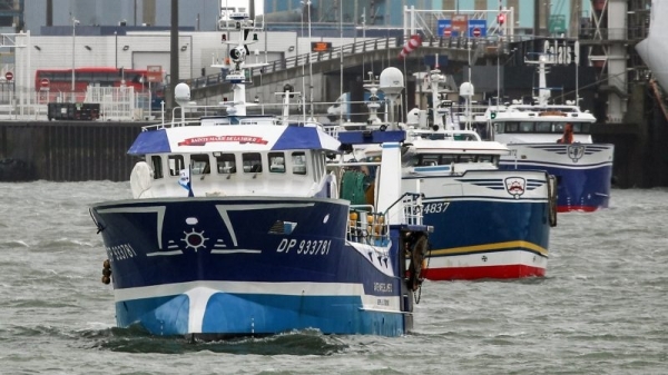Angry French fishermen threaten British imports